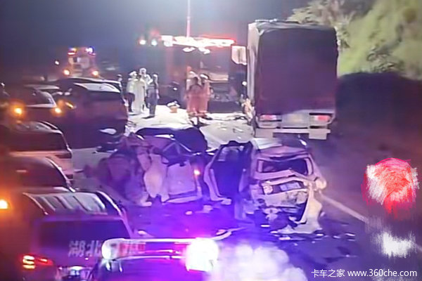 5死15伤！广西梧州一高速多车追尾 车祸原因疑似是开斗气车
