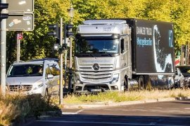 喜讯！梅赛德斯-奔驰GenH2氢燃料电池卡车一次液氢加注可运营1047公里