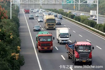 36辆渣土车“相约”闯红灯 其中16辆属一家物流公司 就罚200？