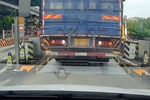 敢在收费站倒车?货车撞后车退10米才停