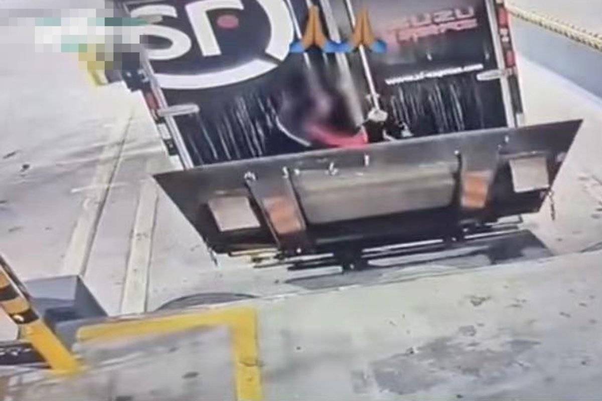 可怕!疑似顺丰员工被货车尾板夹死