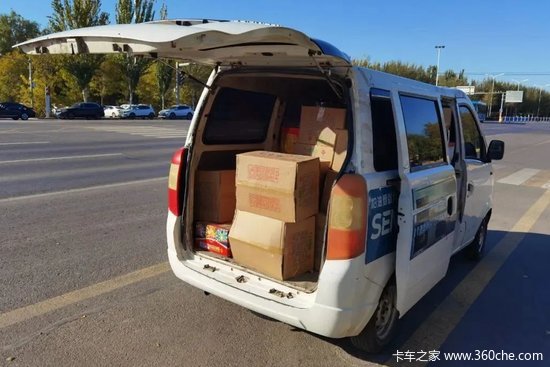 危险！小货车内藏34箱烟花爆竹遭拦截 司机被拘15日