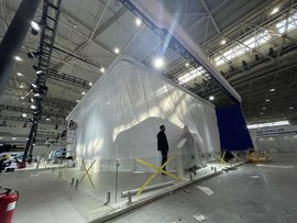 2023武汉车展:一汽解放展台的“神秘面纱” 谁能猜到是什么!