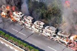 湖南高速一轿运车突然起火 数十辆小车被烧毁