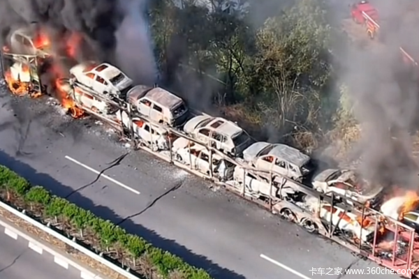 湖南高速一轿运车突然起火 数十辆小车被烧毁