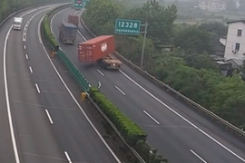 红色半挂车高速路“横”着走 卡住白色半挂车 导致整条路被封！