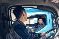 �ɵ��³�V1��Ȼ������ ����������ʾ�