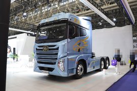 武汉车展上最舒适重卡?鹰途头等舱速报 6平米给你大床房体验