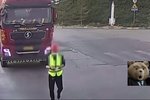 货车停车忘拉手刹 司机车前被碾压身亡