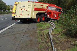 不服老？62年车龄老式卡车在德国高速出事故了
