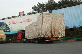 能装306方的巨无霸 变态大板车上路行驶安全隐患谁来承担？