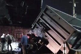 河南一货车冲断道口栏杆撞上火车 货车司机不幸身亡