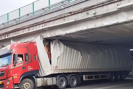 桥太矮还是车太高？大货车被卡高速桥 货厢被撕裂！