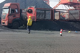 网传某贸易商以货物有水分为由非法扣车 强迫司机缴纳2万罚款