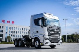 大排量燃气机+自动挡+大容量 体验北京重卡LNG牵引车