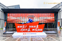 102款新车 重中轻卡全覆盖 解放年会看车进行中！