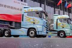 102款新车 重中轻卡全覆盖 解放年会看车进行中！