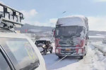 威海天气恶劣 民间救援队救援大货车