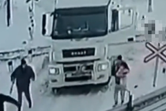 ����������������êͣ�����ϱ���ײ��