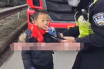 心大还是遗弃?卡友在高速捡到一个男孩