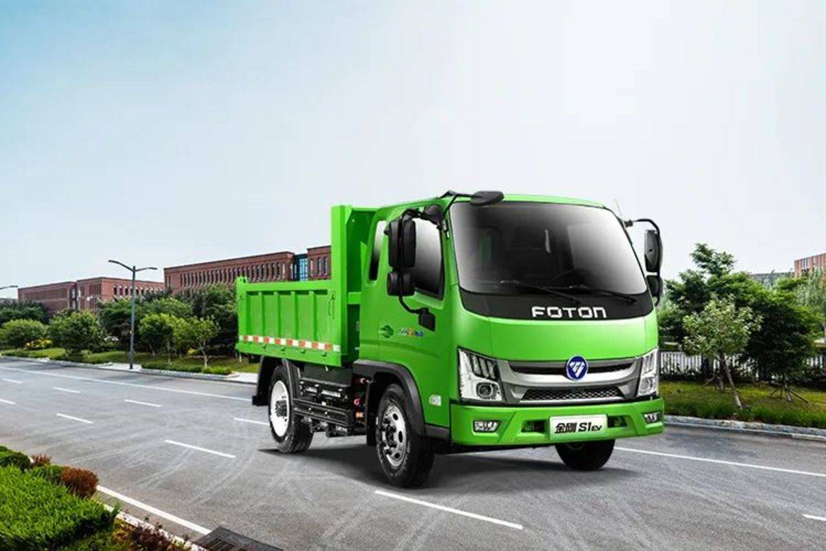 瑞沃金刚s1 ev凭借其绿色特行身份享有城市不限行的优惠政策轻松摆脱