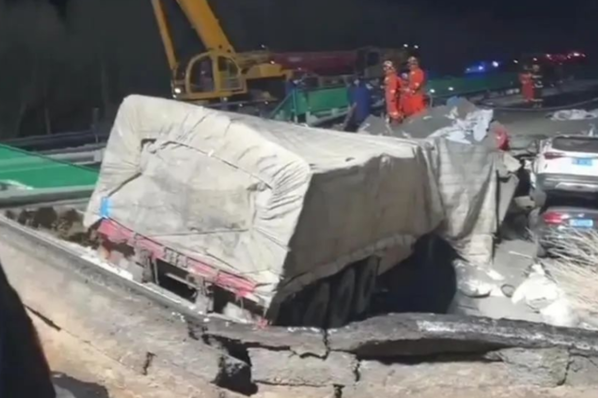 湖北鄂州高速公路桥垮塌已致4死8伤-大河新闻