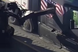 警方出动装甲撞槌、催泪弹抓捕一卡车司机 只因其高速龟速行驶？