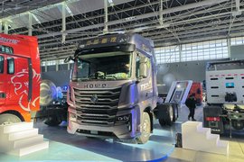 中国重汽HOWO新牵引车现身！700马力燃气机 新平台+全新外观设计