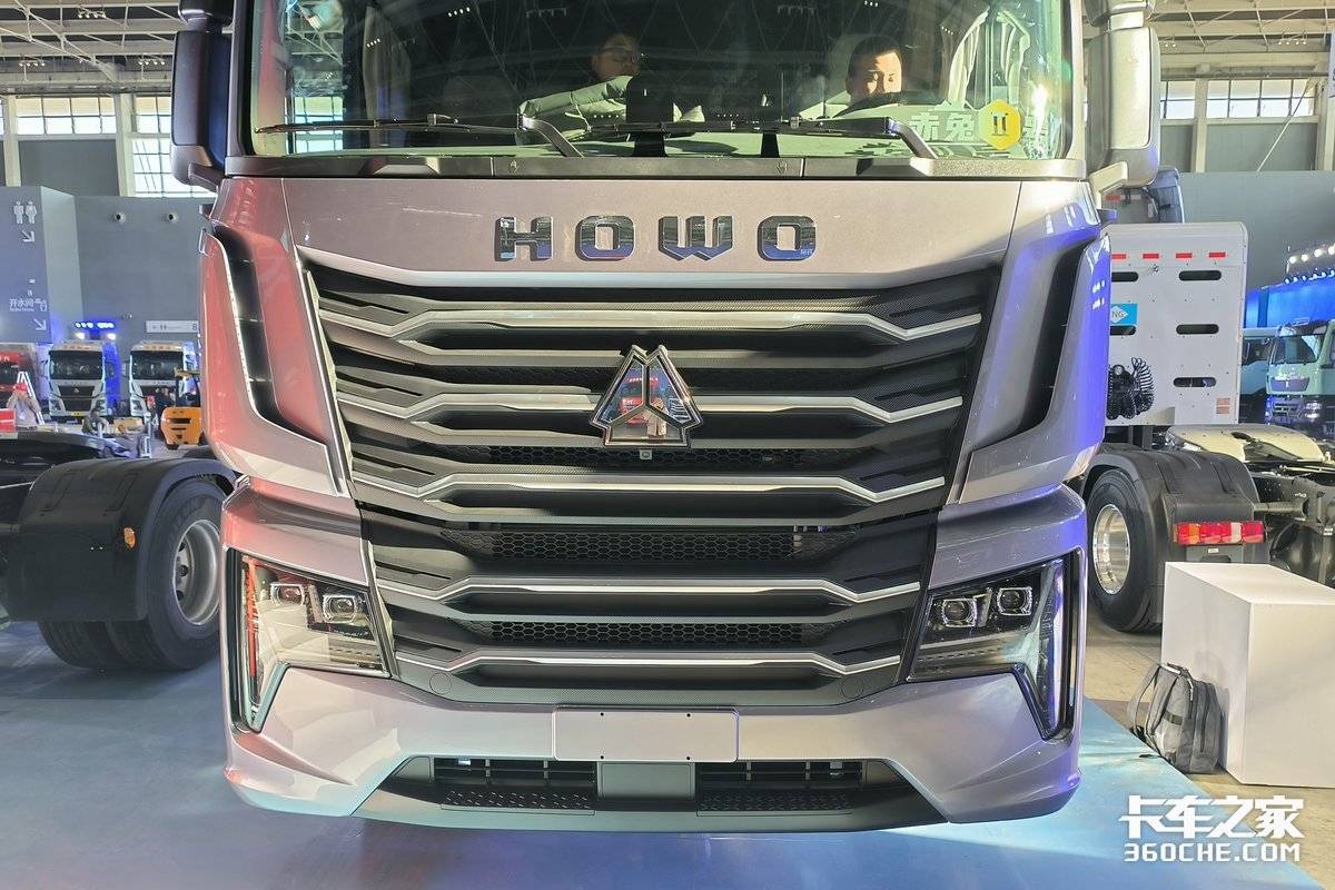 中国重汽HOWO新牵引车现身！700马力燃气机 新平台+全新外观设计