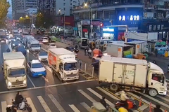 ����Υ��������˾������ײ�����Է�ײ��