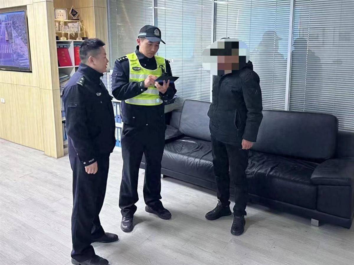 恶意违法?货车司机蓄意撞毁柔性防撞柱