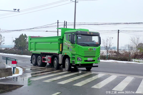 平地板带驻车空调 13升动力配13挡变速箱 新解放JH6自卸试驾轻松上手