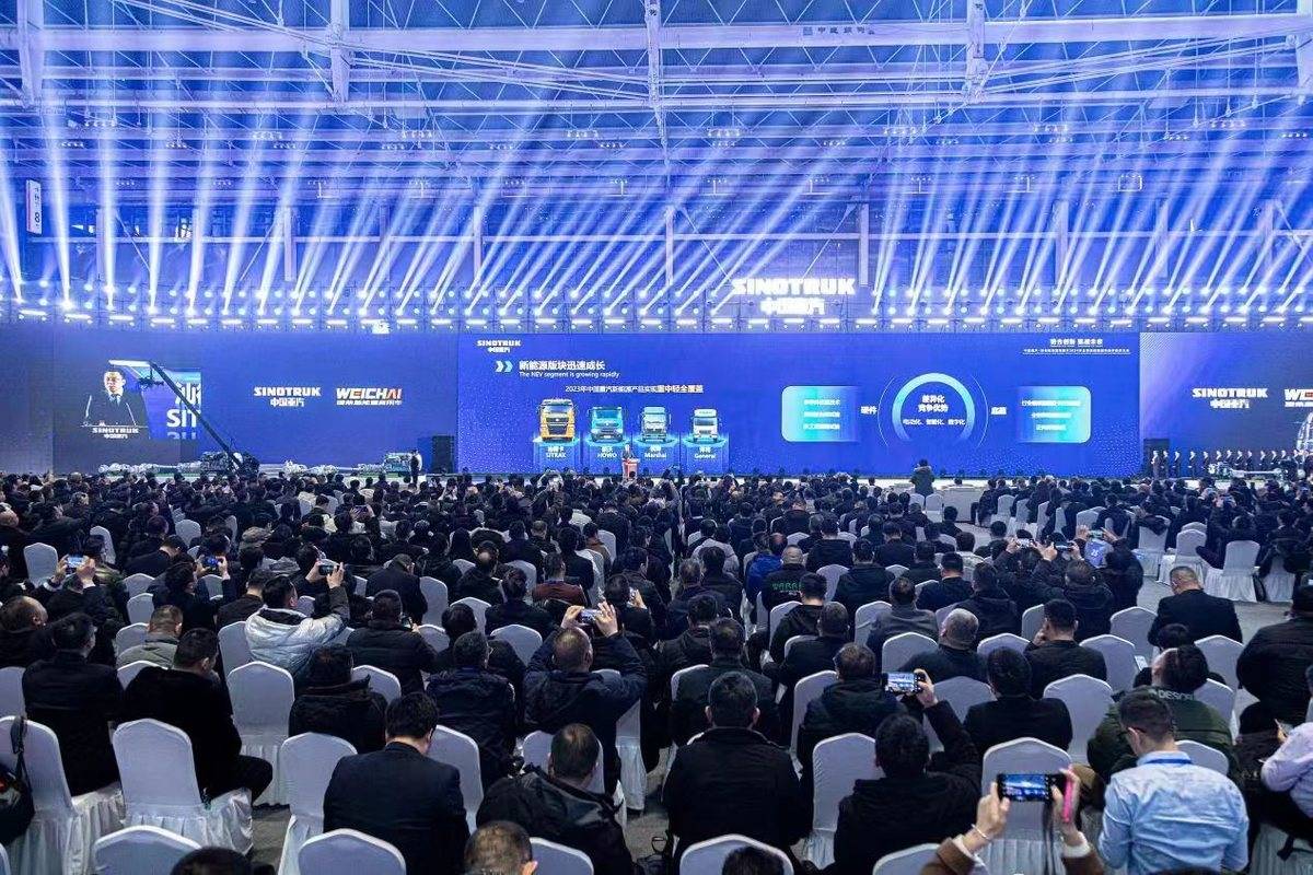 中国重汽全球供应链战略合作伙伴大会现场签订质量与诚信承诺书