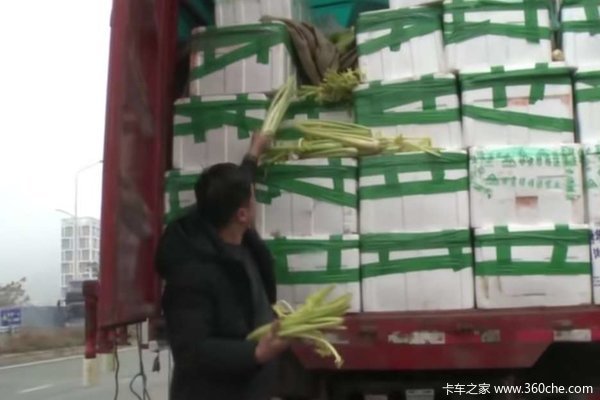 四千运费找谁结？卡友车上10吨芹菜无法卸货 收货方与发货方扯皮