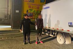 �̾У�����˾��һҹ����8��������ƿ��