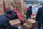 货车货物散落一地 当地居民哄抢?不实!