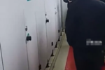 不让上厕所?服务区多蹲位没人却锁门!
