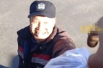 老人卖货多次被拒 卡友花18元直接买下