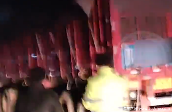 数十吨焦煤着火！货车司机急哭：救救我！