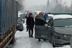 С�Ǵ󰮣�Ů��Ϊ��ѩ���������ṩ����