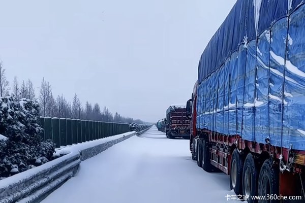 平时只能走右道 下雪就让货车走快车道压雪 卡友：不去！