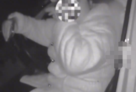 女子驾驶货车雪夜被困 见到民警后崩溃哭泣：快被吓死了