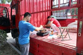 情人节到了 卡友们别忘了表白你背后的她！