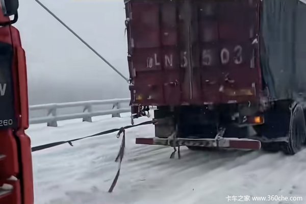 路面积雪一大哥免费帮多名卡友拉车 “出门在外能帮就帮！”