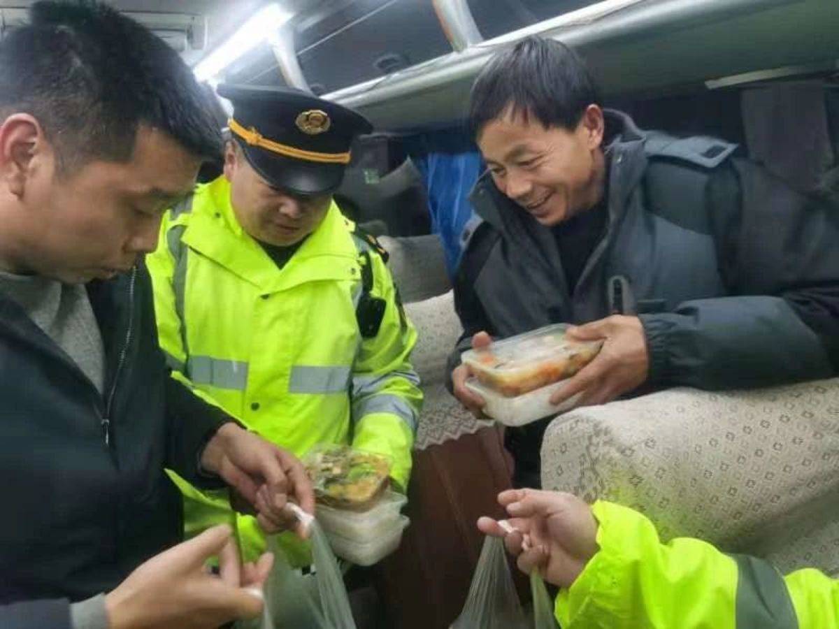 200余辆货车滞留!卡友聚在爱心小屋取暖