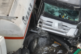 陕西高速6车相撞 油罐车储油罐被撞破 32吨汽油泄漏！