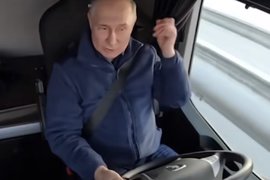 给副总理当司机！普京下轰炸机后亲自驾驶俄罗斯新型重卡开会