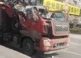 驾驶室没了一半!湖北大货车撞限高杆车顶被削 旁边就是提醒标语牌!