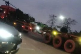 横过卡车挡住断桥路 王国梁为卡友正能量群像又添一笔