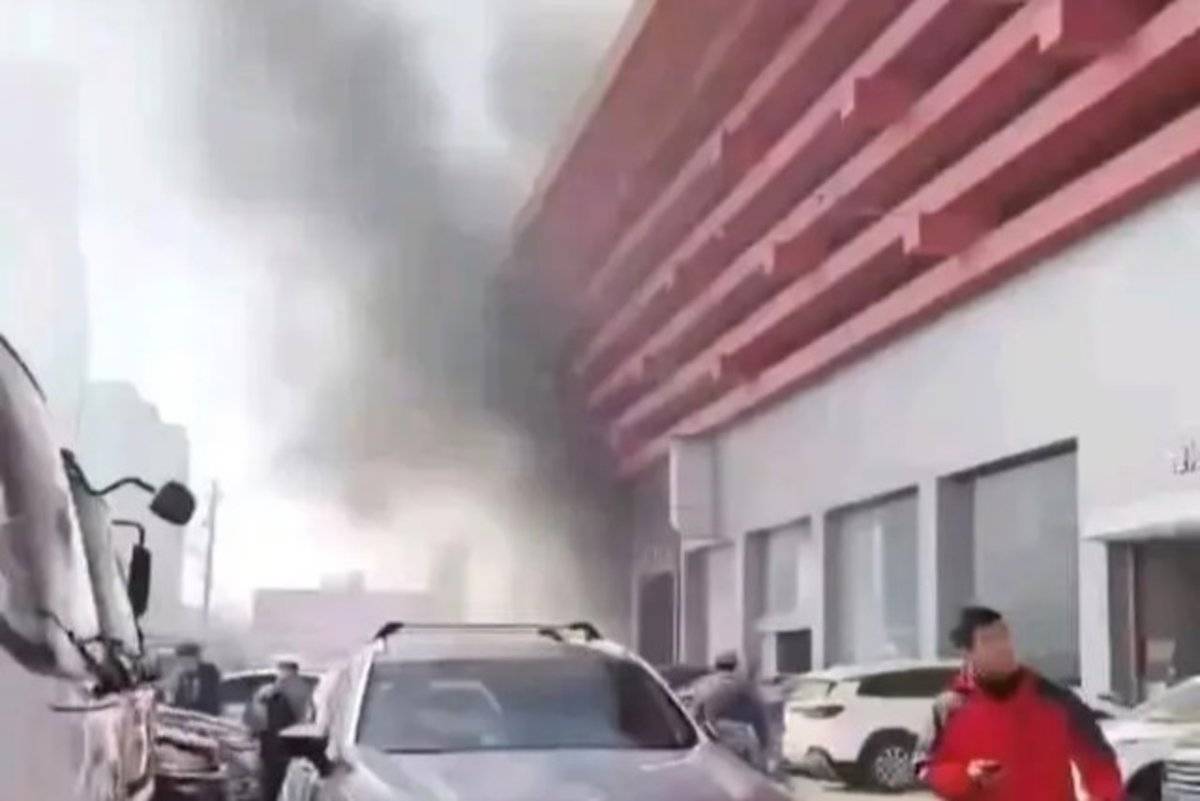 突发 济南匡山汽车大世界发生火灾